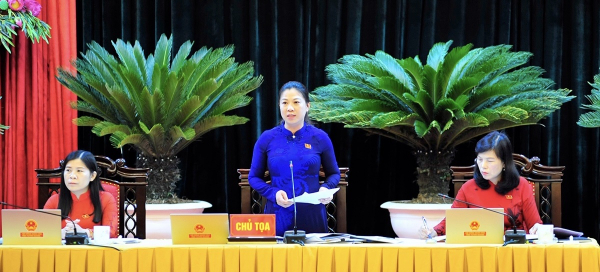 Phó Bí thư Thường trực Tỉnh ủy, Chủ tịch HĐND tỉnh Lê Thị Kim Dung điều hành phiên thảo luận về kinh tế - xã hội tại kỳ họp- ảnh NGUYỄN ÁNH